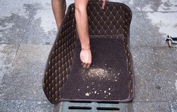 Thảm trải sàn ô tô giúp vệ sinh xế cưng dễ dàng hơn